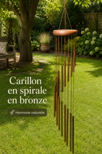 Mobile en bronze suspendu, ajoutant une touche d'élégance à l'intérieur.