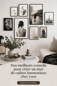 Un mur de cadres harmonieux avec des photos de famille sur fond blanc.
