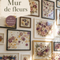 Mur de fleurs colorées créant une ambiance chaleureuse dans un intérieur
