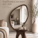 Mur décoré avec différentes œuvres d'art et éléments muraux modernes.