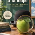 Une reproduction de l'œuvre Le fils de l'homme de René Magritte, montrant un homme au chapeau melon avec un visage caché par une pomme.
