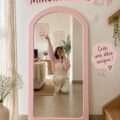 Miroir arche DIY décoré avec des éléments chaleureux dans un intérieur moderne