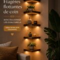 Etagères flottantes en bois avec éclairage LED doux dans un coin de salon cosy