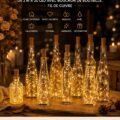 Guirlandes lumineuses LED en cuivre suspendues dans un intérieur chaleureux