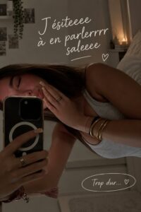 Illustration de la lettre J mise en scène dans un décor vivant et chaleureux