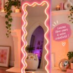 Miroir DIY décoré avec des éléments naturels, ajoutant du charme à l'intérieur.
