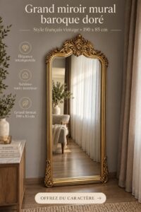 Un miroir baroque doré élégant dans un intérieur vintage.