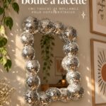 Miroir boule à facette suspendu dans un intérieur lumineux et chaleureux.