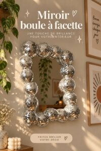 Miroir boule à facette suspendu dans un intérieur lumineux et chaleureux.