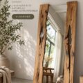 Miroir en bois élégant accroché dans un intérieur chaleureux