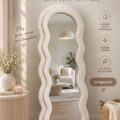 Miroir en forme de nuage accroché au mur dans une chambre au style cocooning.