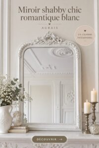 Miroir shabby chic romantique en bois blanc sur un mur décoré