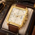Montre mécanique de luxe sur un fond élégant avec des reflets de lumière.