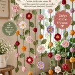 Rideau en fleurs au crochet suspendu dans une pièce lumineuse
