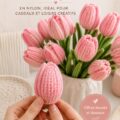 Bouquet de tulipes en crochet colorées dans un vase chic