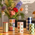 Vase artisanal Patch sur une table dans un intérieur chic