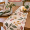 Chemin de table personnalisé en tissu sur une table élégante