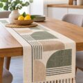 Chemin de table géométrique moderne sur une table de cuisine élégante