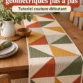 Chemin de table géométrique en tissu sur une table de salle à manger.
