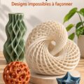 Impression 3D d'objets aux géométries complexes décorant un intérieur moderne.