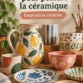 Des pots en céramique décorés avec de la peinture colorée sur une table en bois.