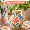 Vase en céramique peint avec des motifs colorés sur une table en bois