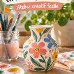 Vase en céramique peint avec des motifs colorés sur une table en bois