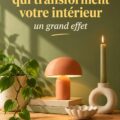 Image de petits objets déco colorés apportant une touche chaleureuse à un intérieur moderne.