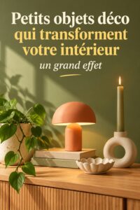 Image de petits objets déco colorés apportant une touche chaleureuse à un intérieur moderne.