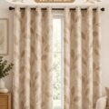 Rideaux occultants beige avec motif de feuilles dans un salon moderne