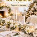 Une table de Noël blanche élégamment décorée avec des bougies et des ornements festifs.