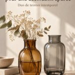 Vase en verre ambré et gris sur une table en bois dans un intérieur moderne