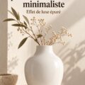Vase blanc brillant sur une table en bois, apportant une touche lumineuse à un intérieur minimaliste.