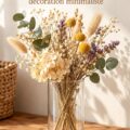 Vase cylindrique en verre transparent rempli de fleurs séchées, ajoutant une touche décorative à une table.