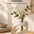 Vase ruban épuré en céramique blanche sur une table en bois, décoré avec des fleurs délicates.